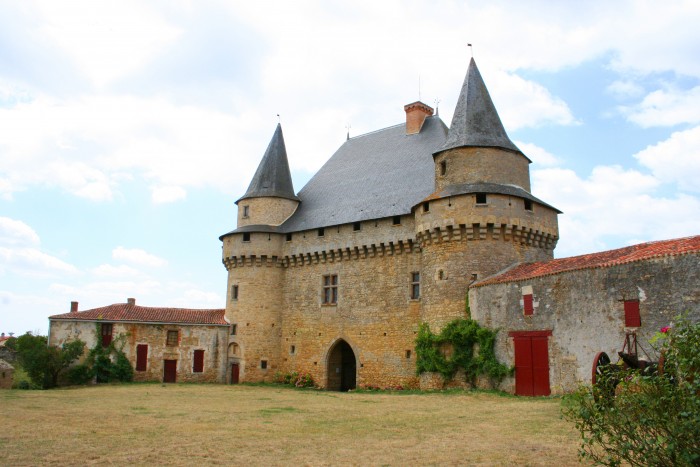 chateau-sigournais-1