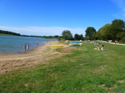 Une plage aménagée pour pratiquer des sports nautiques.